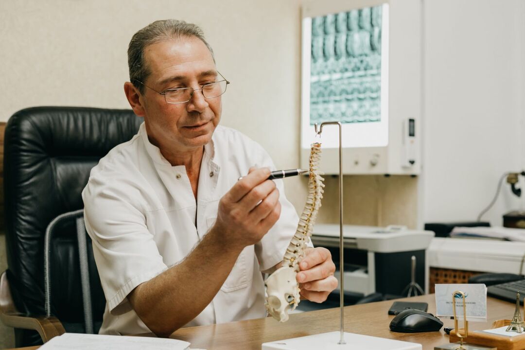 The doctor explains the treatment characteristics of thoracic osteochondrosis