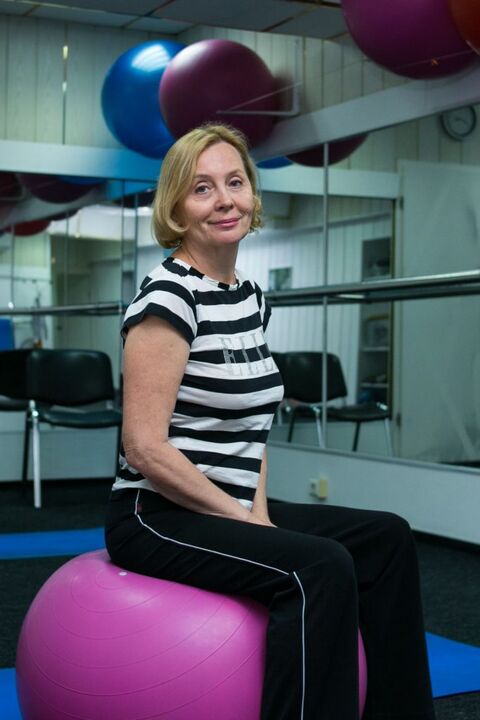 Woman with osteochondrosis of the chest after exercise therapy